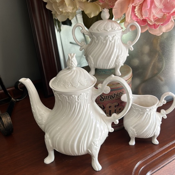 Crown Staffordshire Surrey Collection Teapot, Sugar Pot & Creamer. 3 Piece Set - Picture 8 of 13